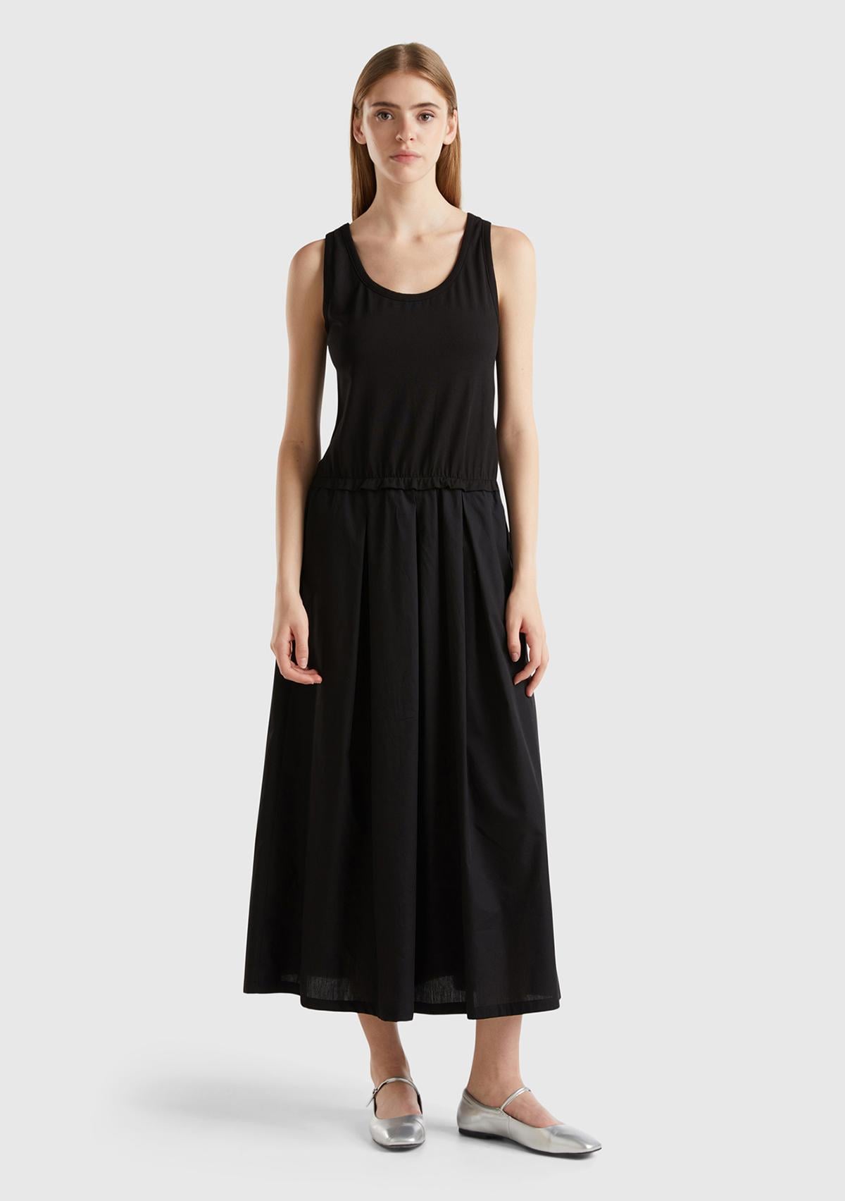  Kadın Siyah Pamuk Karışımlı Hafif Kloş Geniş Yaka Kolsuz Uzun Elbise