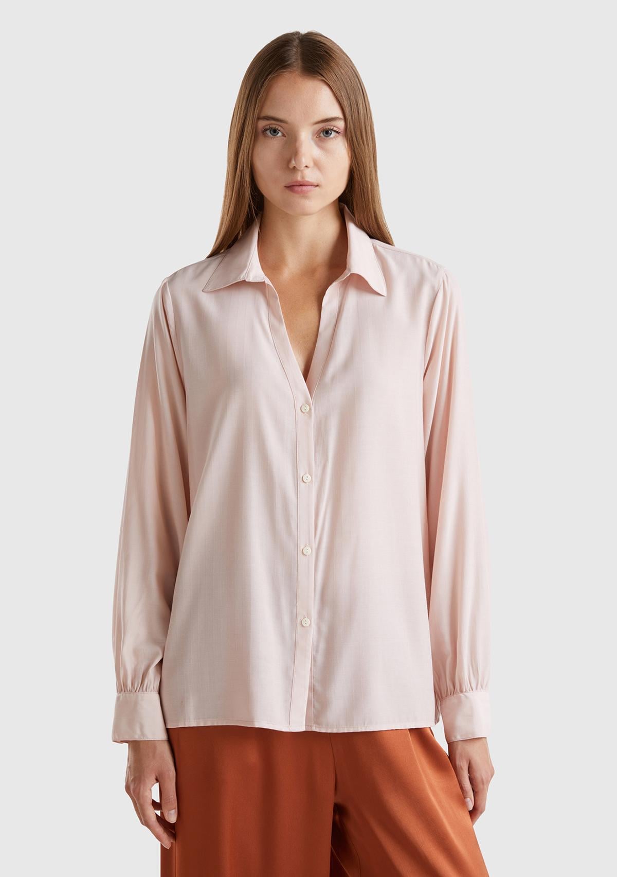  Kadın Toz Pembe Viskoz Karışımlı Uzun Kollu Derin V Yaka Gömlek