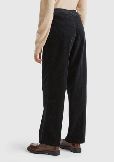  Kadın Siyah Pamuk Karışımlı Arkası Lastikli Cepli Geniş Paça Kadife Pantolon