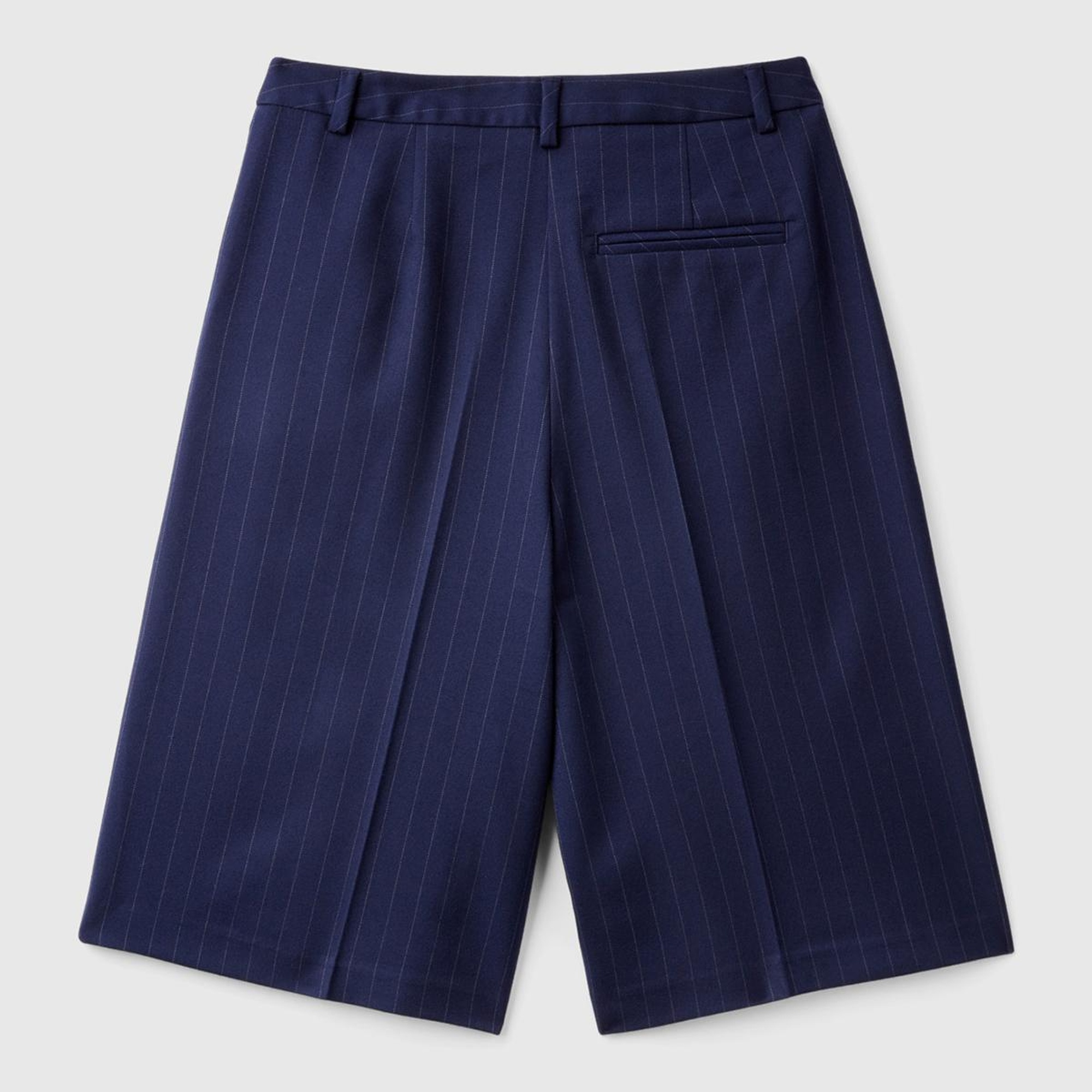 Kadın Lacivert Viskoz Karışımlı Pile Detaylı İnce Çizgili Bermuda Şort