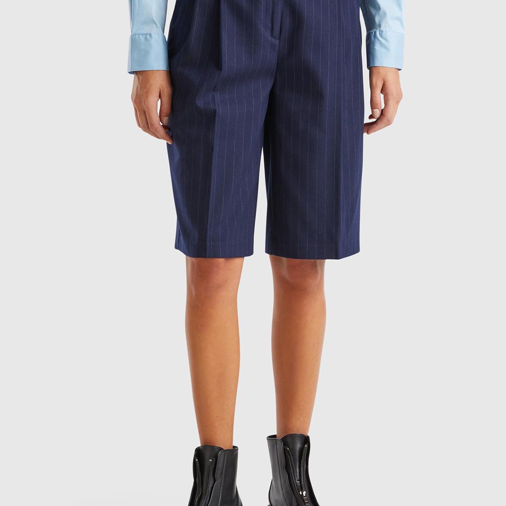 Kadın Lacivert Viskoz Karışımlı Pile Detaylı İnce Çizgili Bermuda Şort