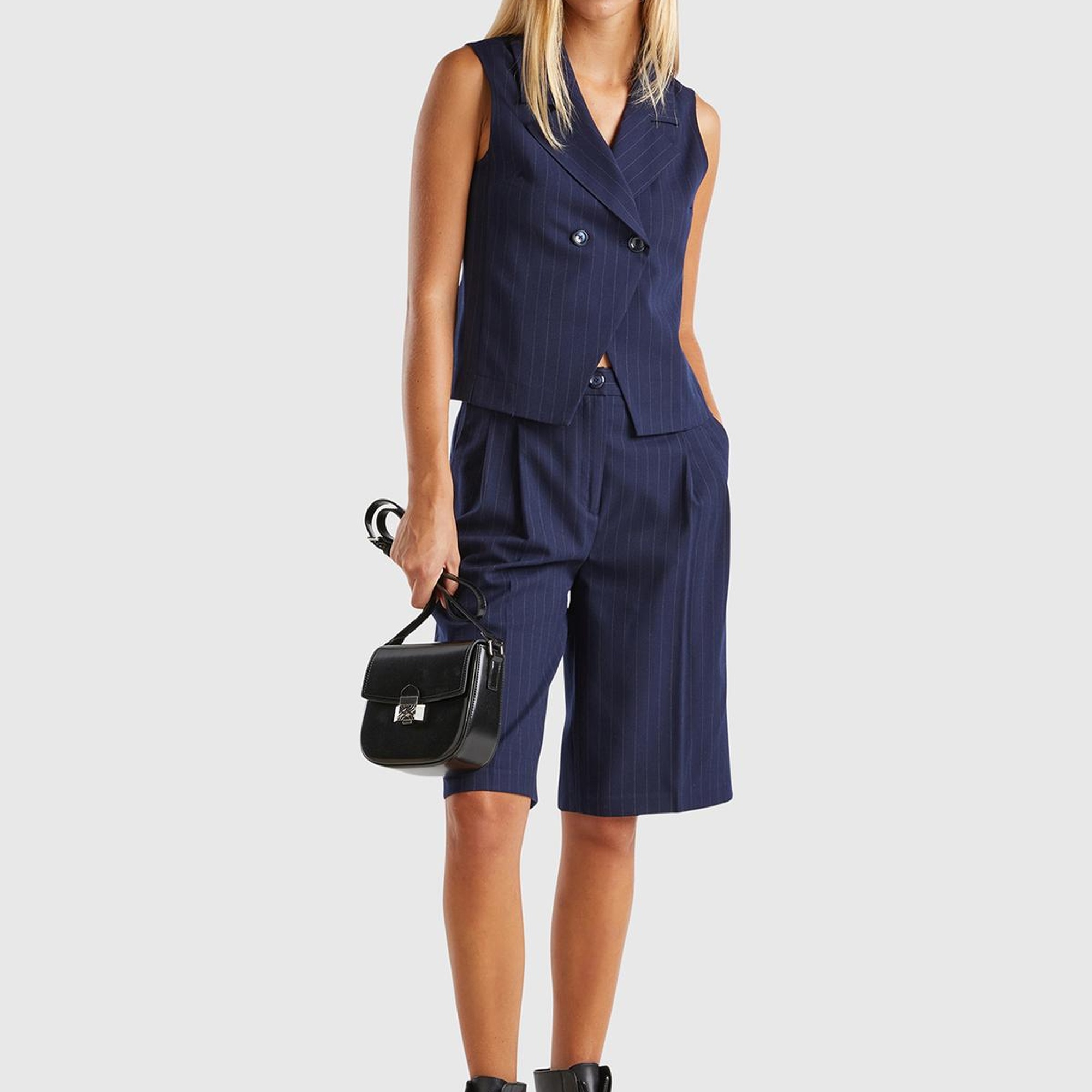 Kadın Lacivert Viskoz Karışımlı Pile Detaylı İnce Çizgili Bermuda Şort