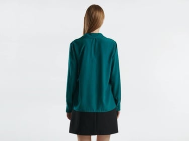  Kadın Koyu Yeşil Viskoz Karışımlı Uzun Kollu Derin V Yaka Gömlek