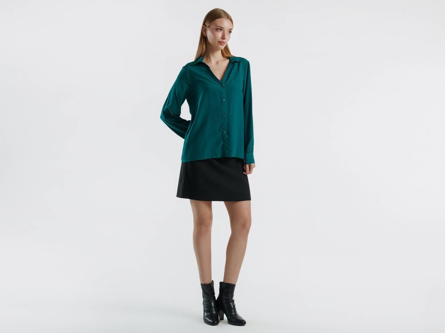  Kadın Koyu Yeşil Viskoz Karışımlı Uzun Kollu Derin V Yaka Gömlek