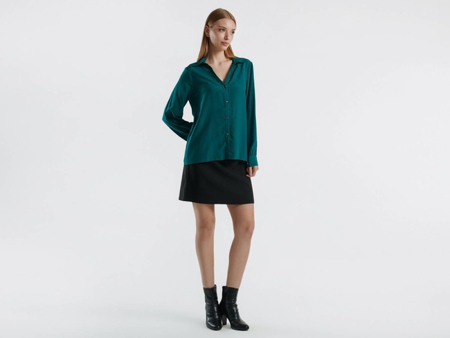  Kadın Koyu Yeşil Viskoz Karışımlı Uzun Kollu Derin V Yaka Gömlek