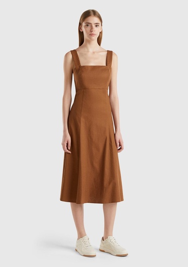  Kadın Kahverengi Keten ve Pamuk Karışımlı Kalın Askılı Uzun Kare Yaka Elbise