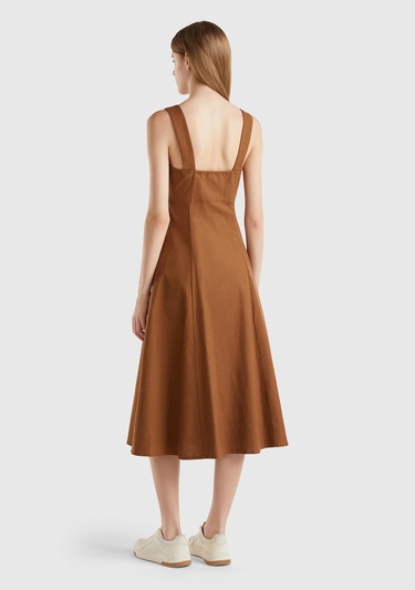  Kadın Kahverengi Keten ve Pamuk Karışımlı Kalın Askılı Uzun Kare Yaka Elbise