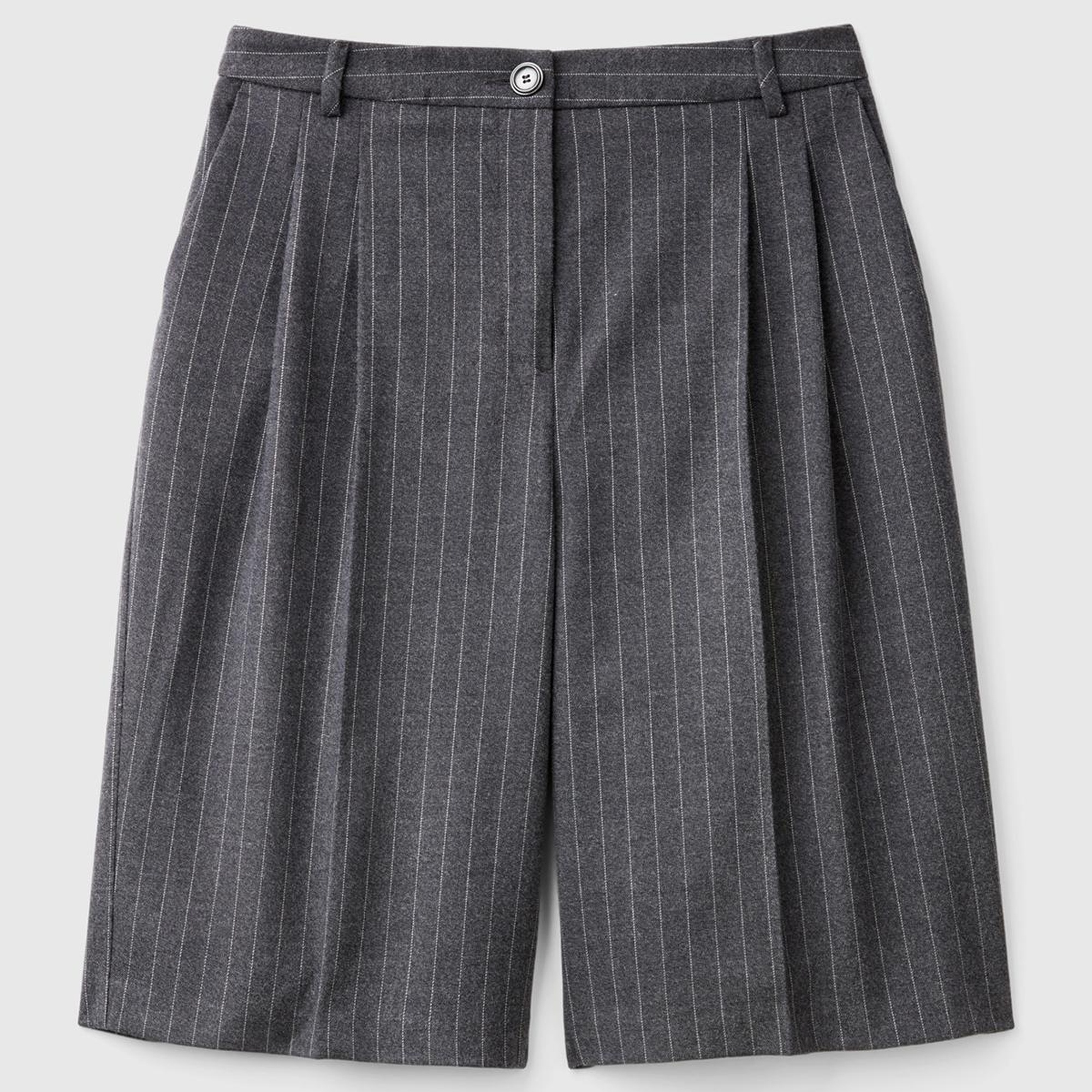 Kadın Antrasit Viskoz Karışımlı Pile Detaylı İnce Çizgili Bermuda Şort