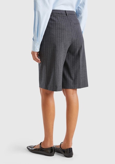  Kadın Antrasit Viskoz Karışımlı Pile Detaylı İnce Çizgili Bermuda Şort