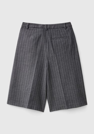  Kadın Antrasit Viskoz Karışımlı Pile Detaylı İnce Çizgili Bermuda Şort