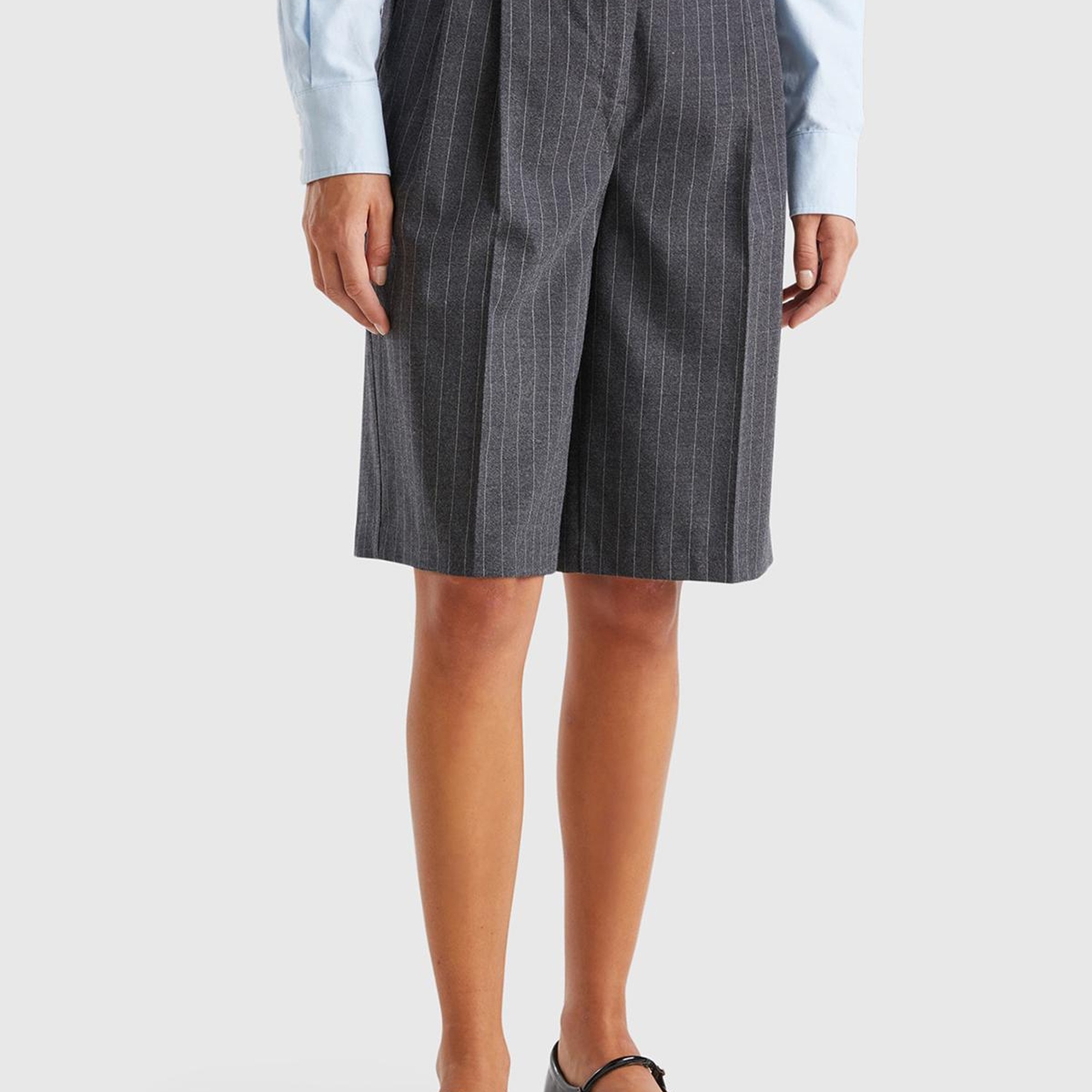 Kadın Antrasit Viskoz Karışımlı Pile Detaylı İnce Çizgili Bermuda Şort