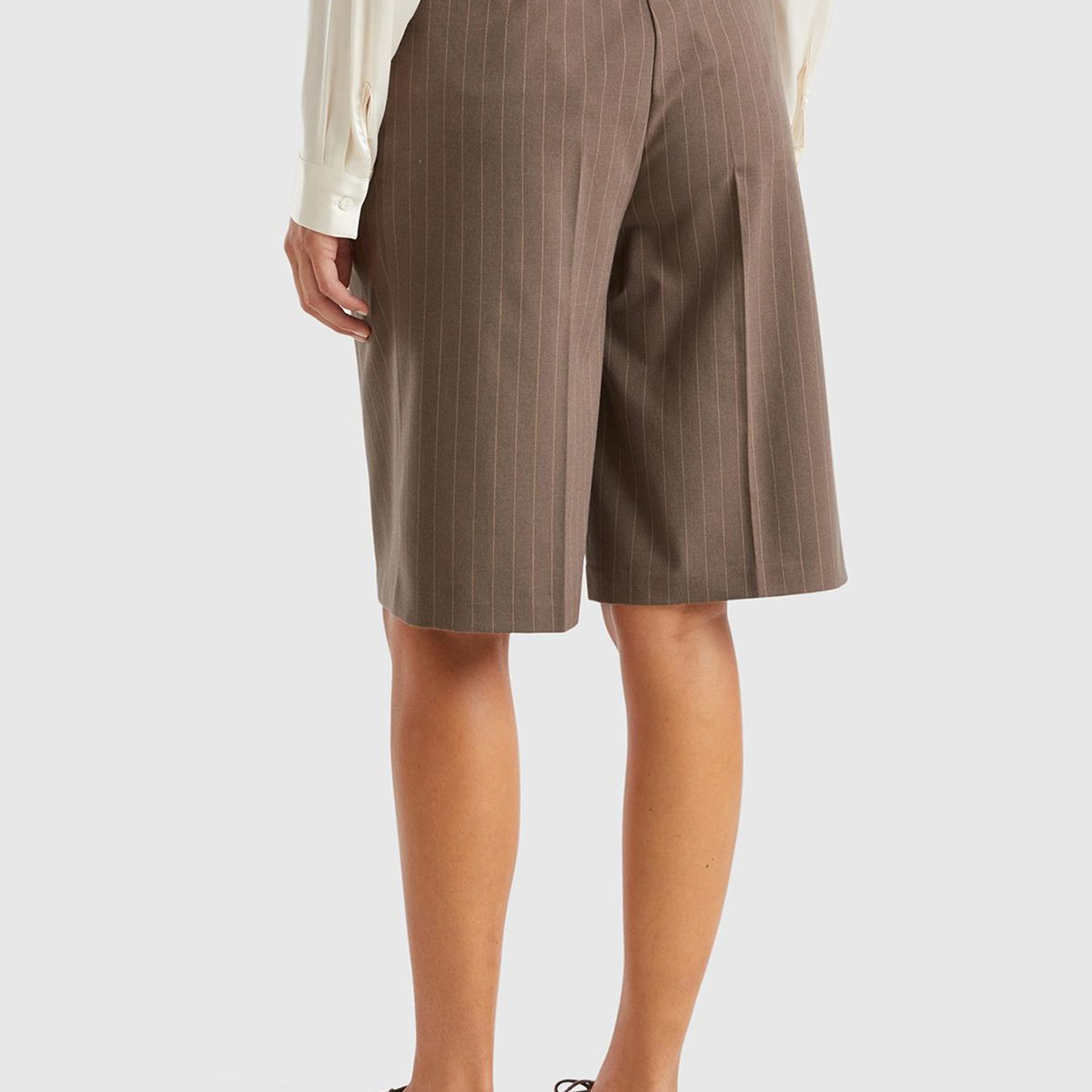 Kadın Taba Viskoz Karışımlı Pile Detaylı İnce Çizgili Bermuda Şort