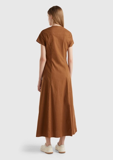  Kadın Kahverengi Keten ve Pamuk Karışımlı Önü Düğmeli Uzun V Yaka Elbise