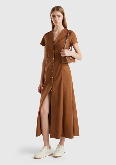  Kadın Kahverengi Keten ve Pamuk Karışımlı Önü Düğmeli Uzun V Yaka Elbise