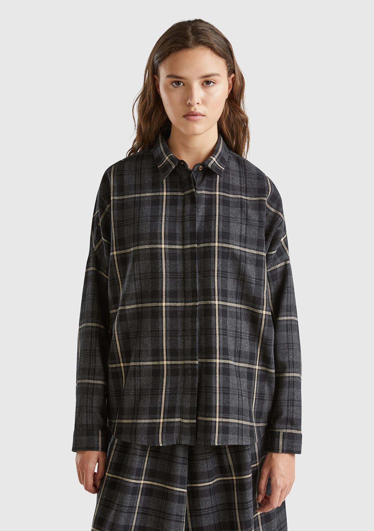  Kadın Antrasit Pamuk ve Yün Karışımlı Gizli Düğmeli Sivri Yaka Gömlek