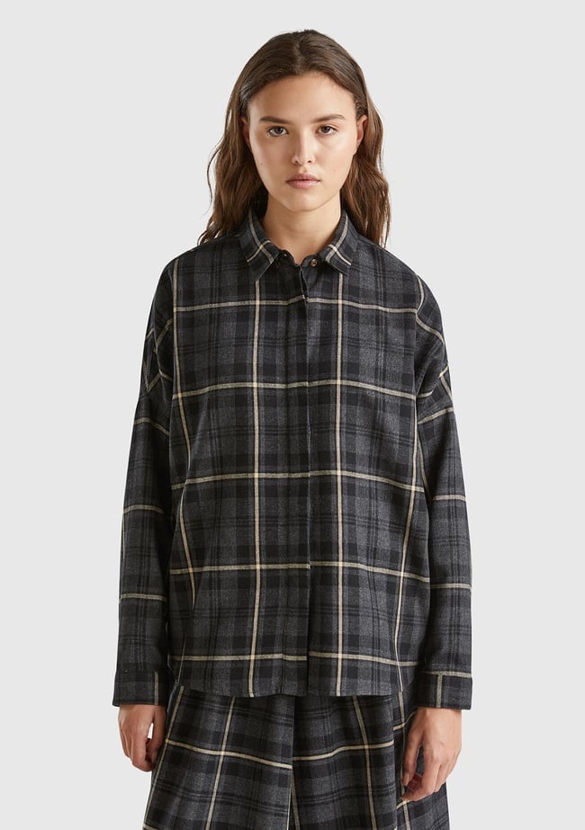  Kadın Antrasit Pamuk ve Yün Karışımlı Gizli Düğmeli Sivri Yaka Gömlek