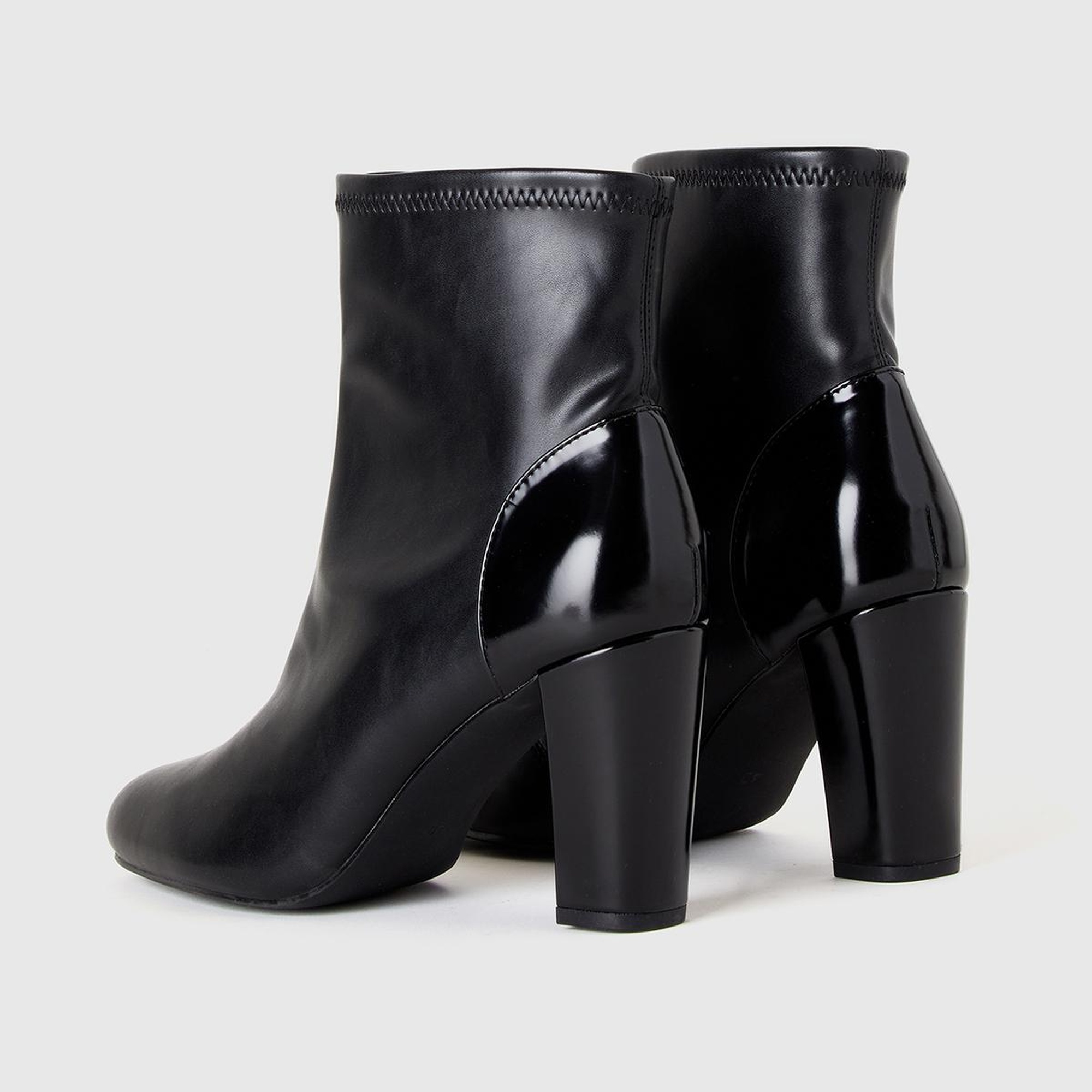 Kadın Siyah Sivri Burun Topuklu Bot