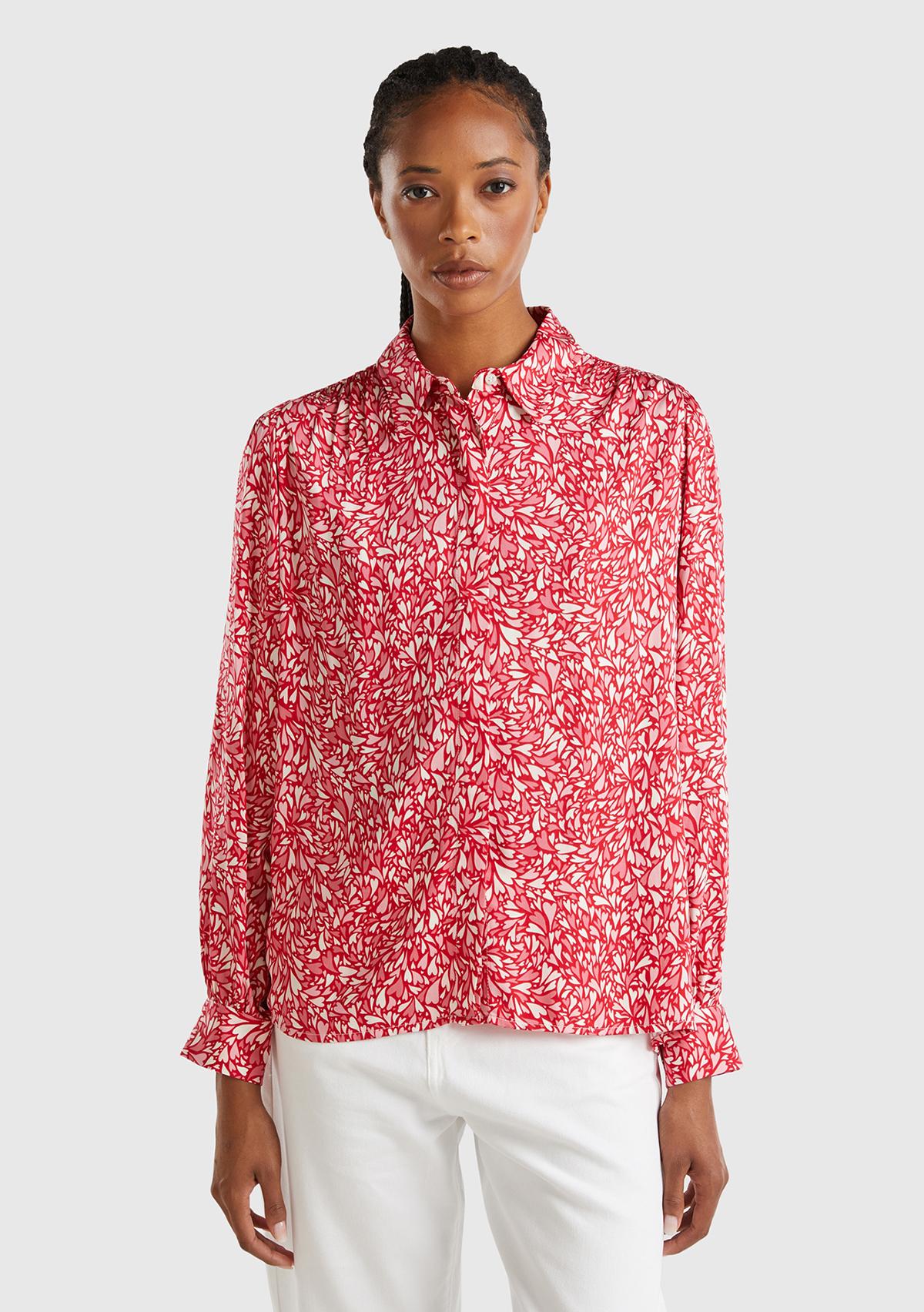  Kadın Kırmızı %100 Viskoz Omuz ve Bilek Detaylı Desenli Uzun Kollu Gömlek