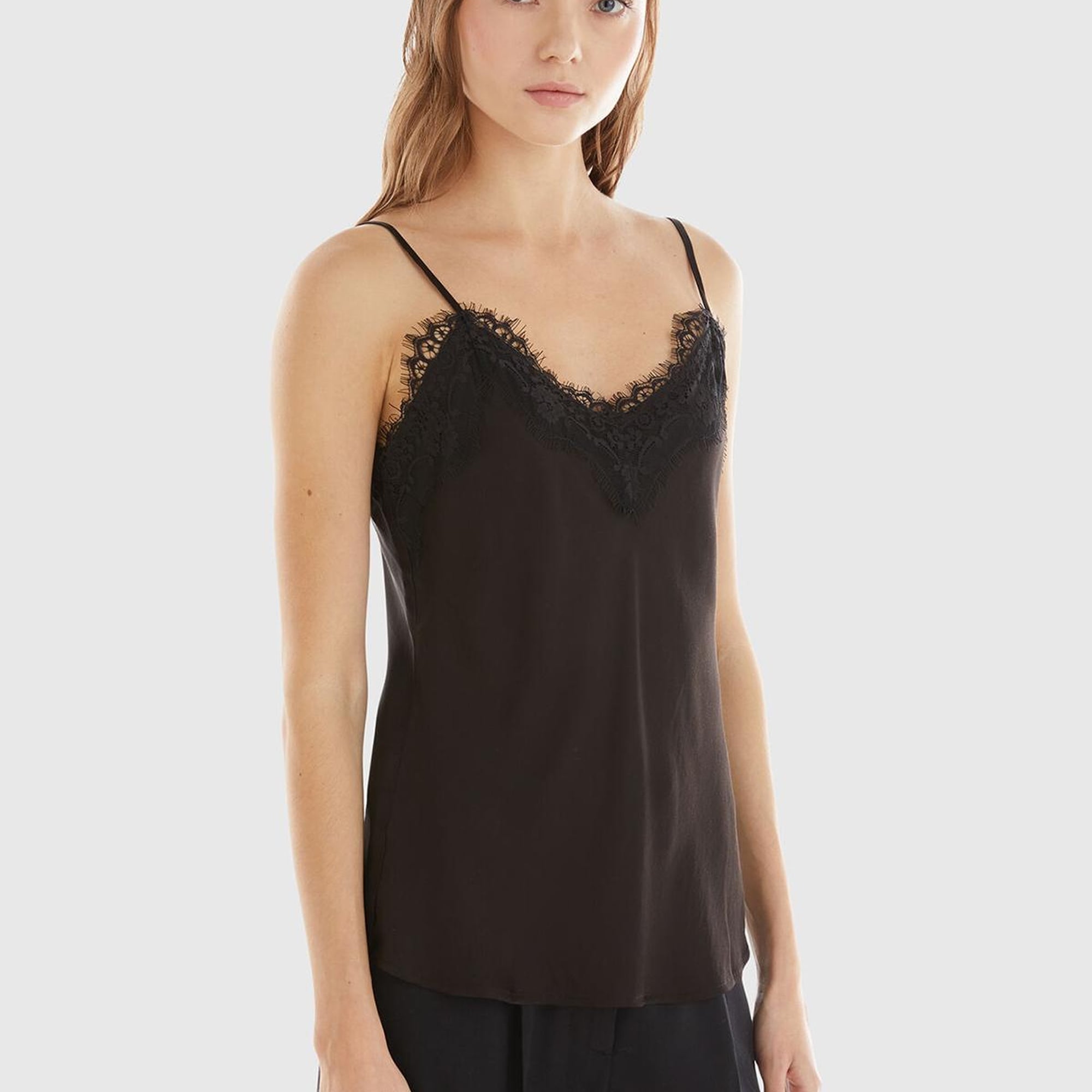 Kadın Siyah Viskoz ve Liyosel Karışımlı Yakası Dantel Detaylı Askılı Bluz