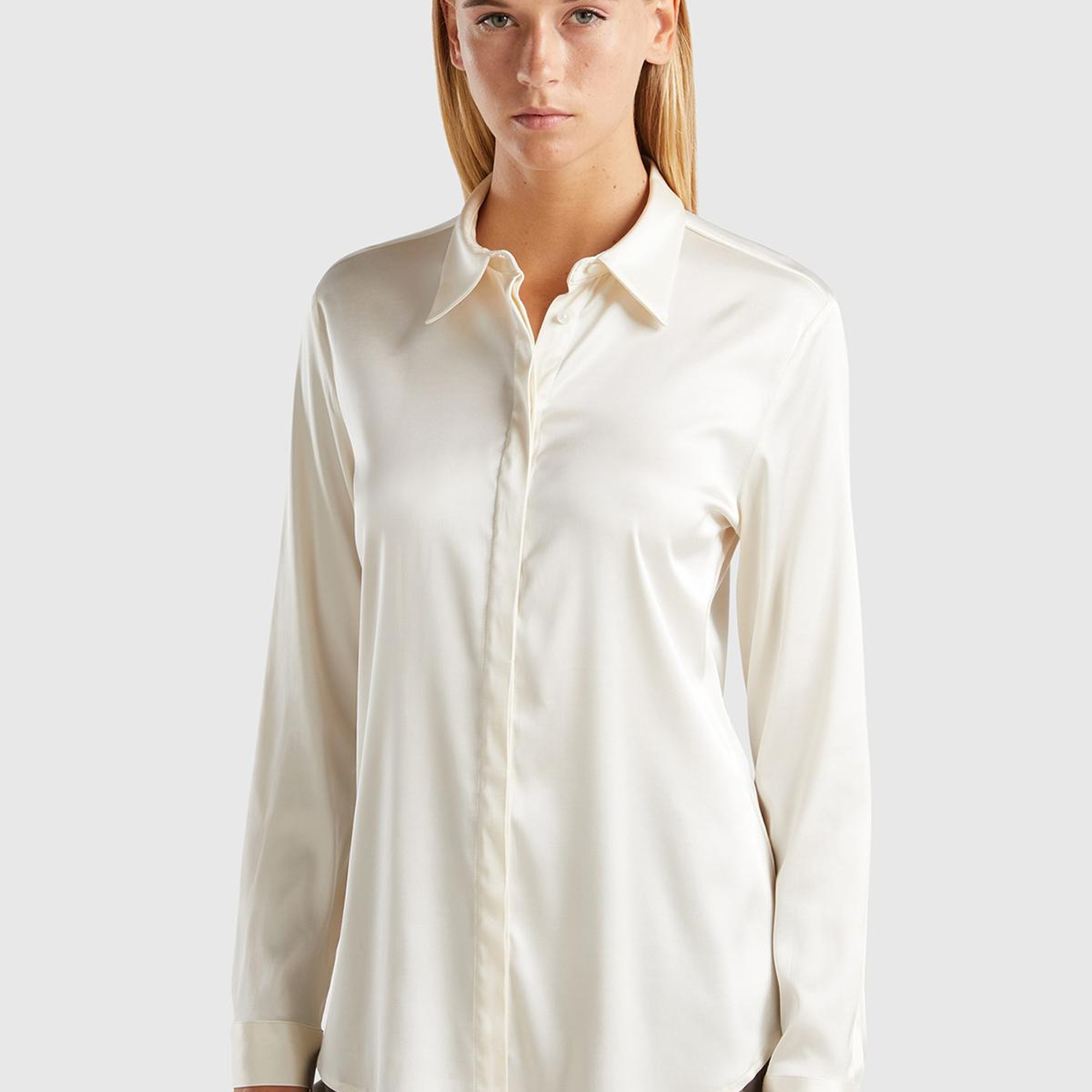 Kadın Krem Viskoz Karışımlı Gizli Düğmeli Sivri Yaka Saten Gömlek