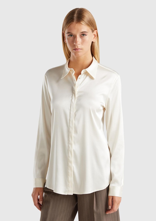  Kadın Krem Viskoz Karışımlı Gizli Düğmeli Sivri Yaka Saten Gömlek