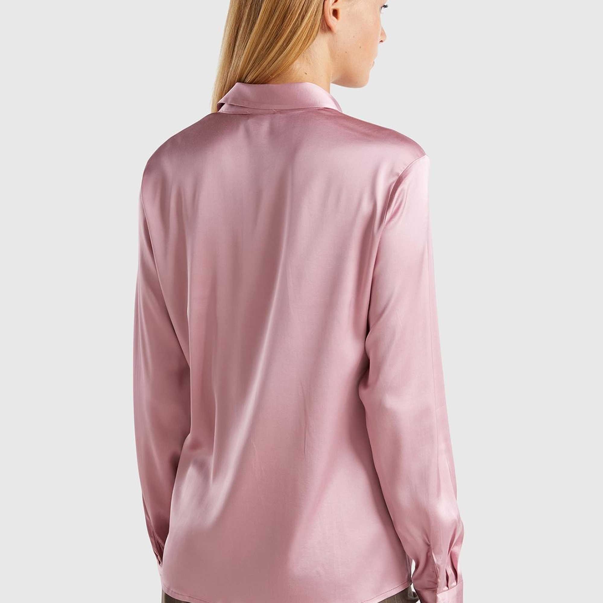 Kadın Pembe Viskoz Karışımlı Gizli Düğmeli Sivri Yaka Saten Gömlek