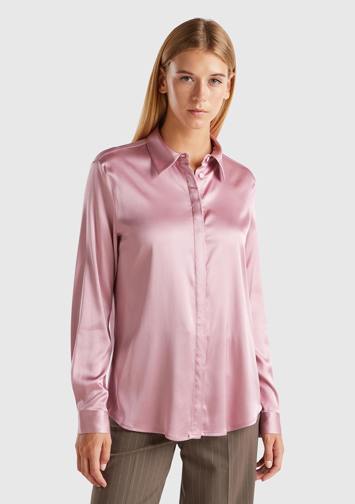  Kadın Pembe Viskoz Karışımlı Gizli Düğmeli Sivri Yaka Saten Gömlek