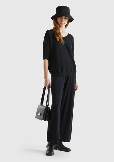  Kadın Siyah Pamuk Keten Karışımlı Kolları Büzgülü V Yaka Kazak