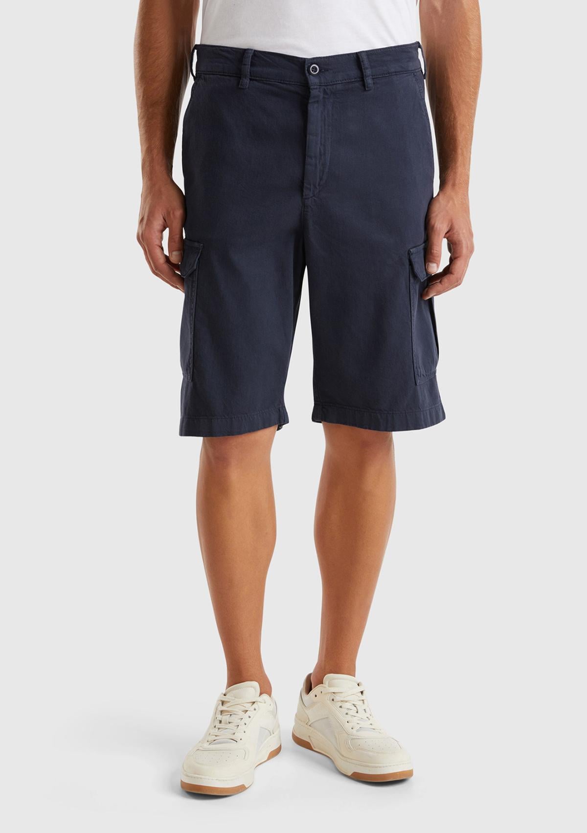  Erkek Lacivert Pamuk ve Keten Karışımlı Yanları Kapaklı Cepli Bermuda Şort