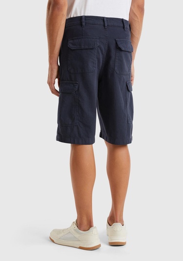  Erkek Lacivert Pamuk ve Keten Karışımlı Yanları Kapaklı Cepli Bermuda Şort