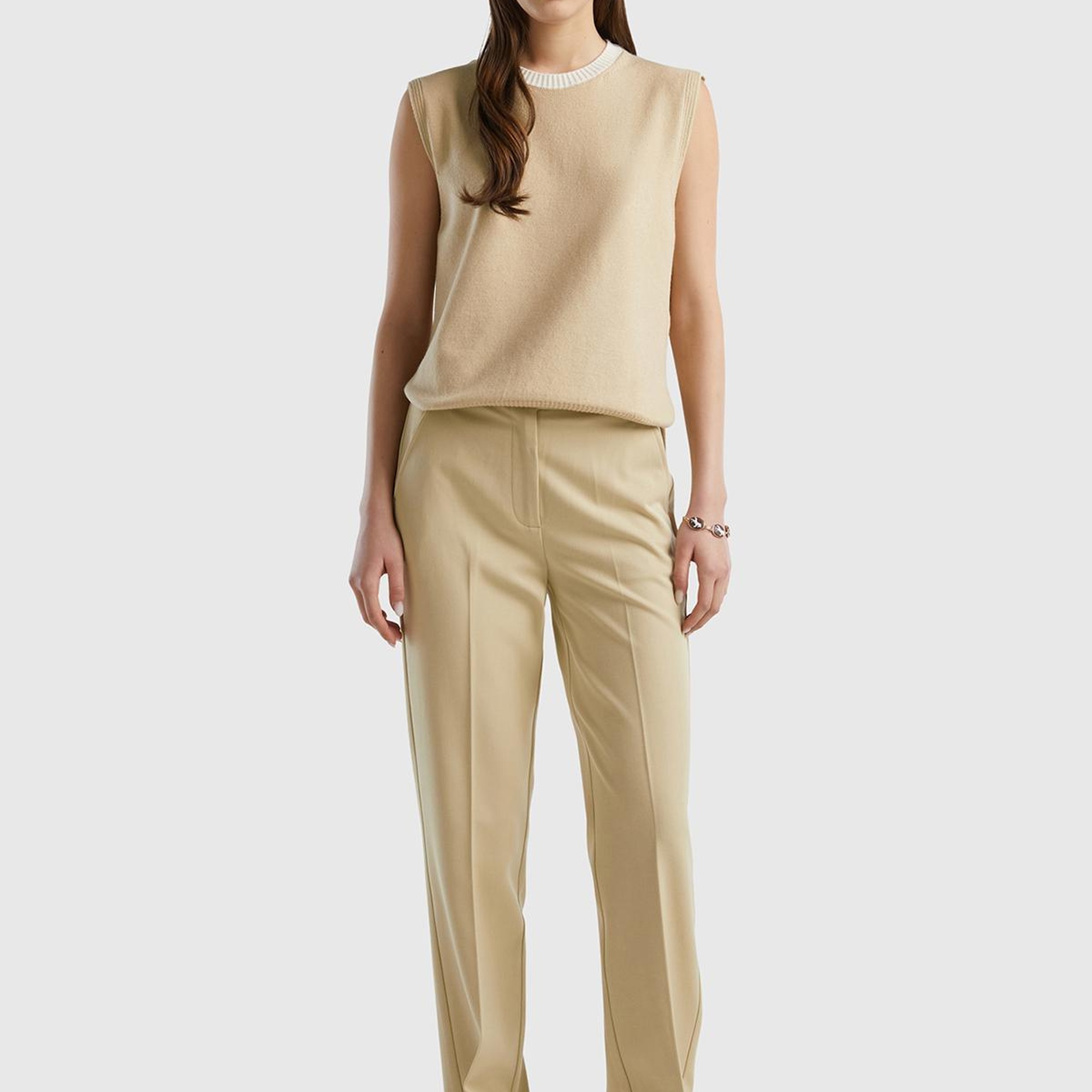 Kadın Bej Viskoz Karışımlı Yanları Yırtmaçlı Kolsuz Kazak