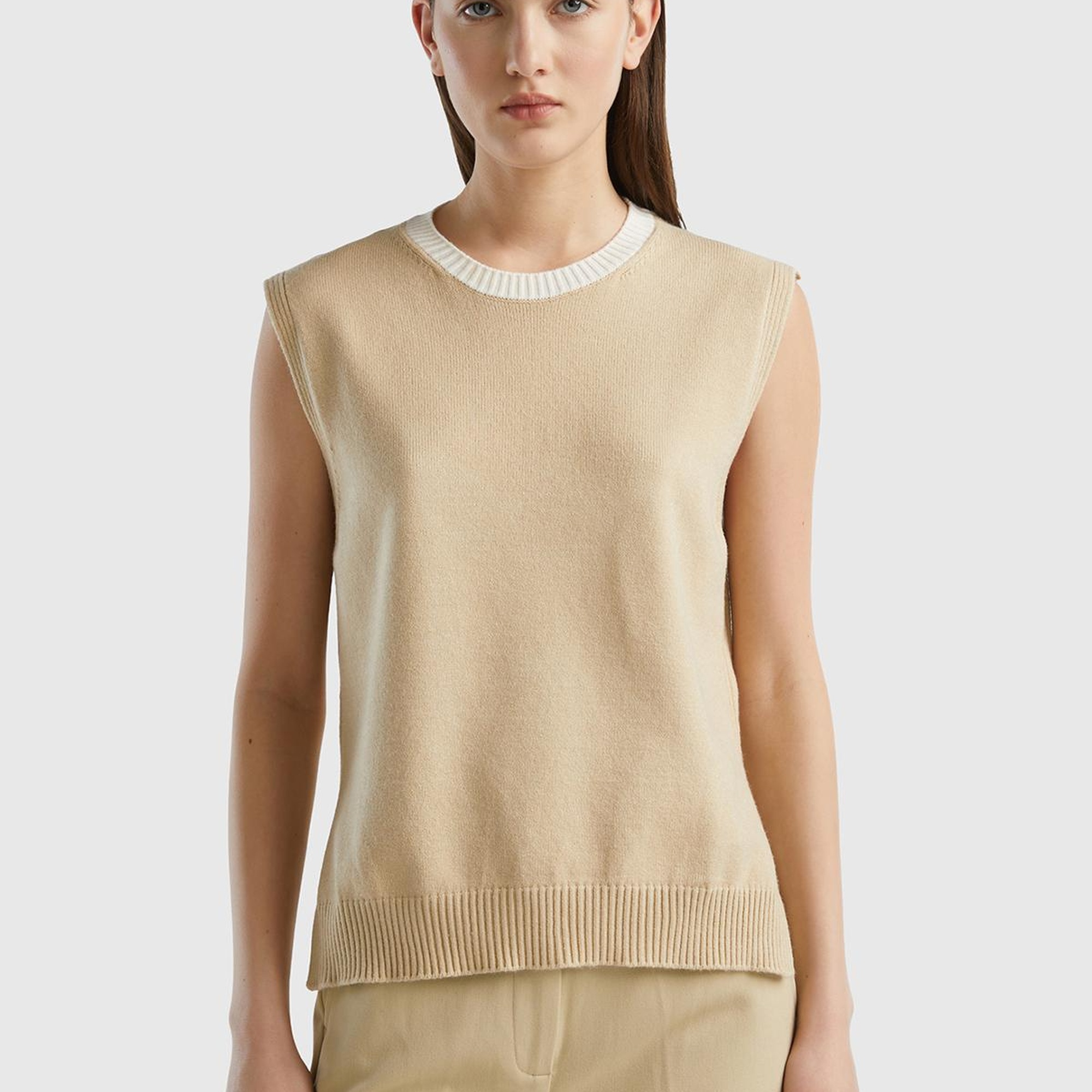 Kadın Bej Viskoz Karışımlı Yanları Yırtmaçlı Kolsuz Kazak