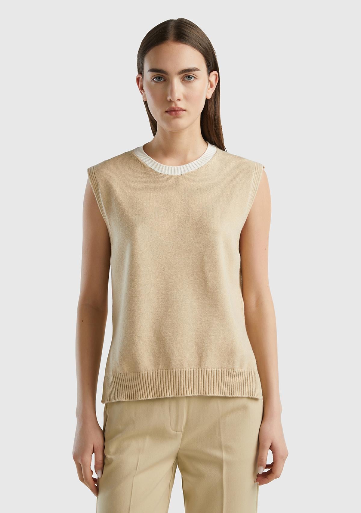  Kadın Bej Viskoz Karışımlı Yanları Yırtmaçlı Kolsuz Kazak