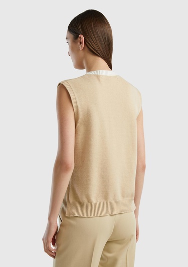  Kadın Bej Viskoz Karışımlı Yanları Yırtmaçlı Kolsuz Kazak
