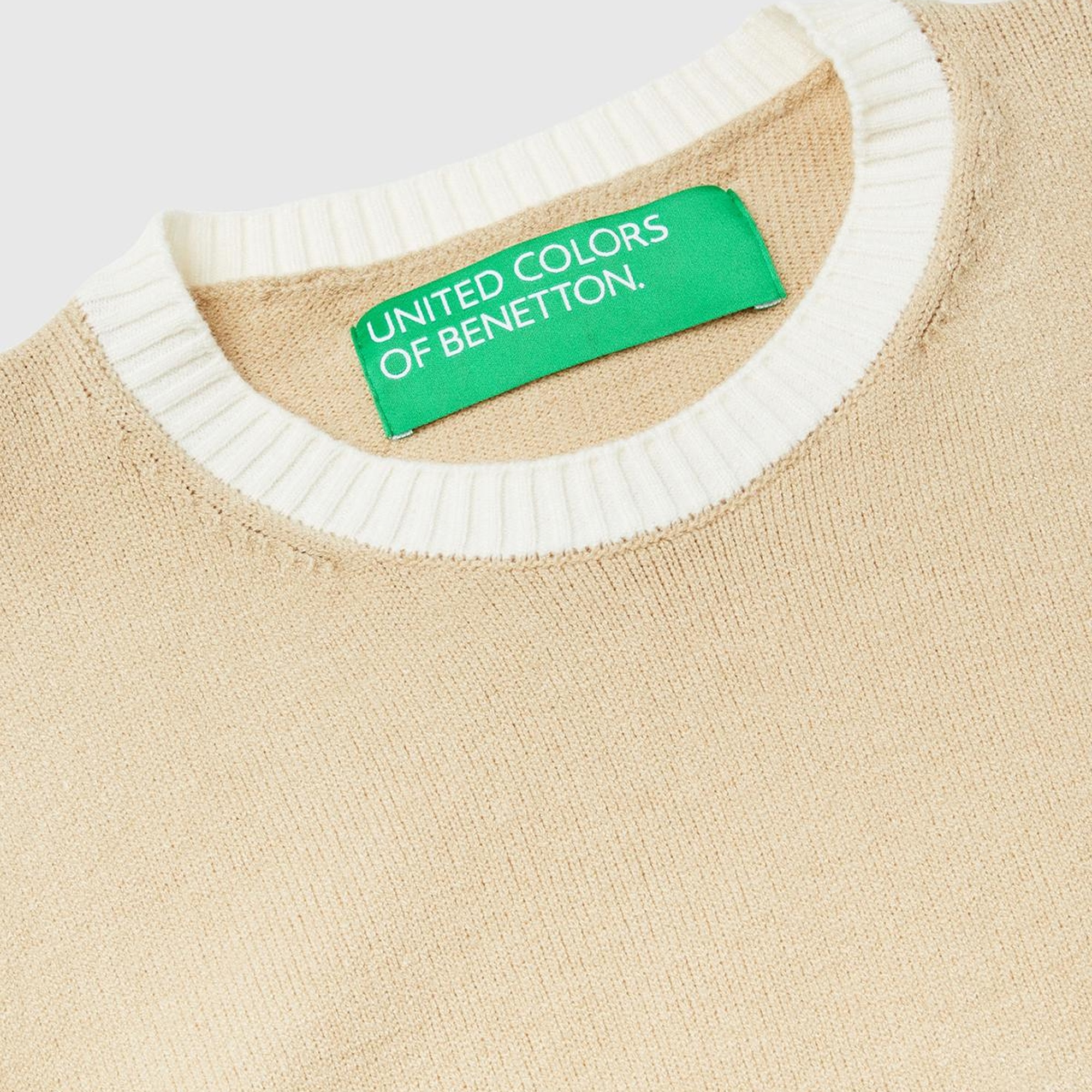 Kadın Bej Viskoz Karışımlı Yanları Yırtmaçlı Kolsuz Kazak