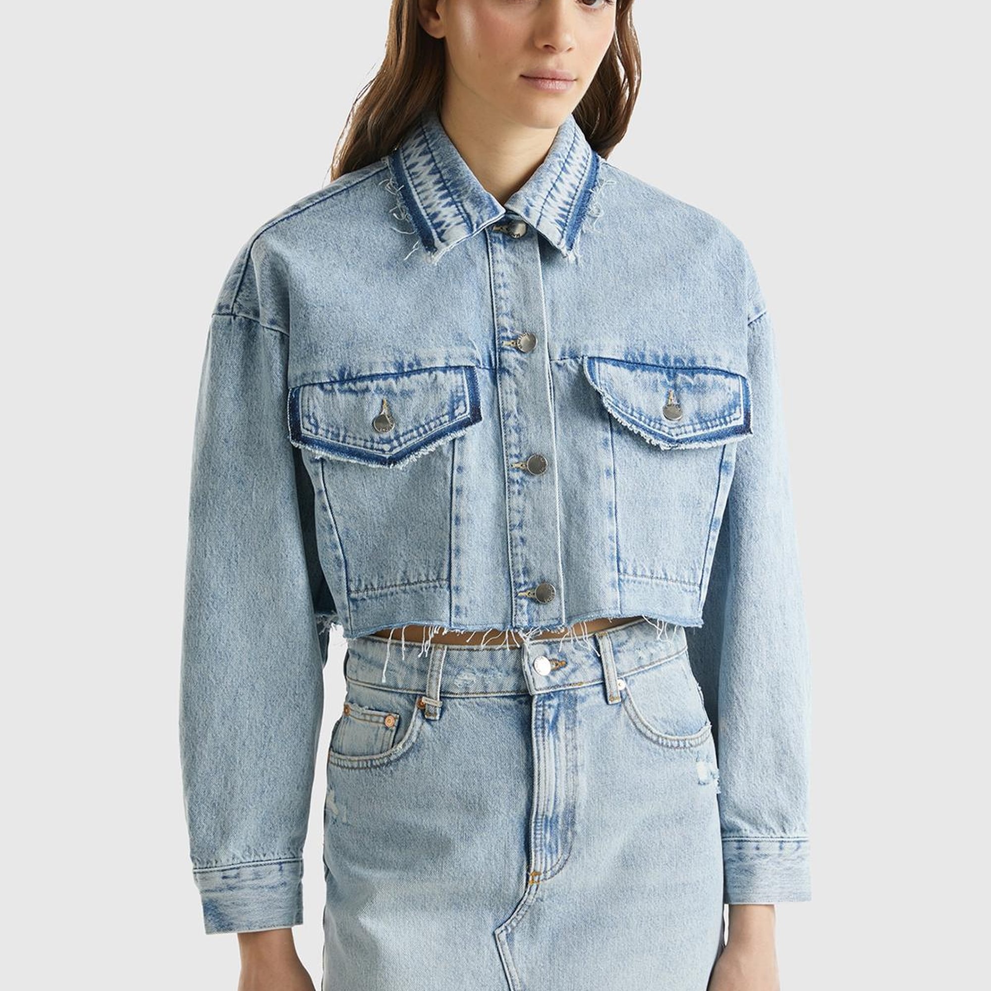 Kadın Mavi %100 Pamuk Yama Cepli Crop Kesim Denim Ceket