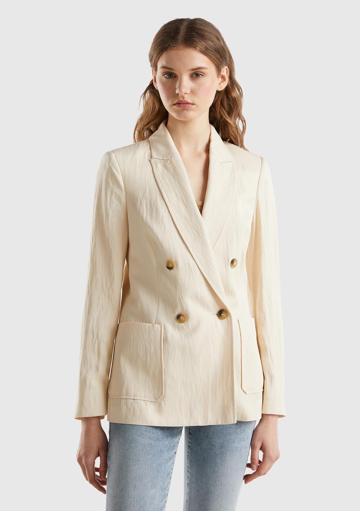  Kadın Bej Liyosel ve Viskoz Karışımlı Yama Cepli Kruvaze Blazer Ceket