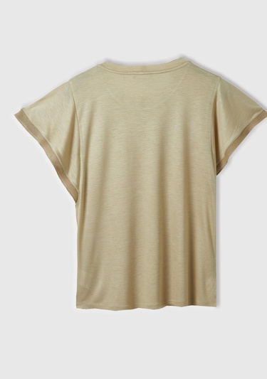  Kadın Bej %100 Viskoz Kolları Fırfır Detaylı Geniş Yaka T-Shirt