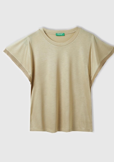  Kadın Bej %100 Viskoz Kolları Fırfır Detaylı Geniş Yaka T-Shirt