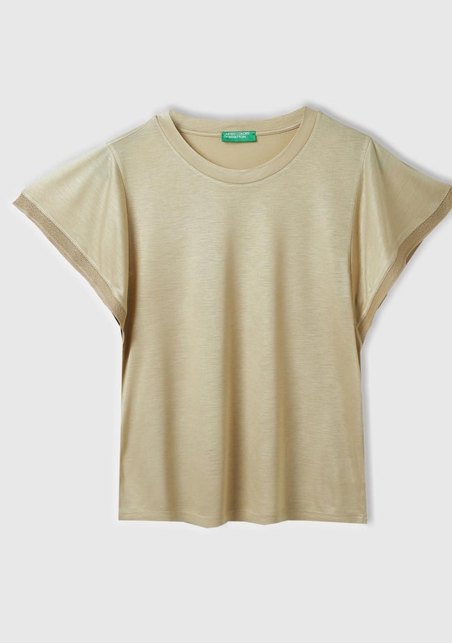  Kadın Bej %100 Viskoz Kolları Fırfır Detaylı Geniş Yaka T-Shirt