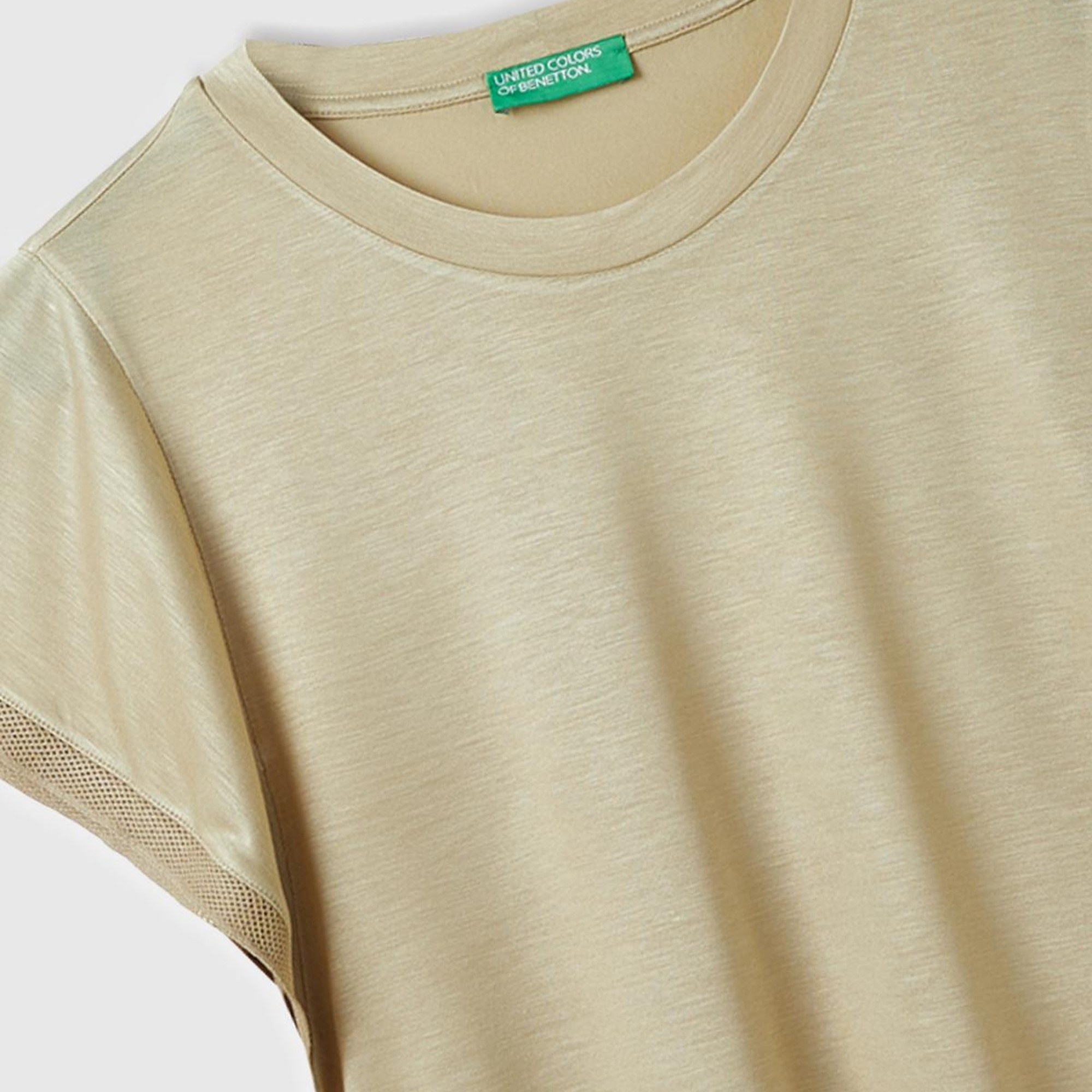 Kadın Bej %100 Viskoz Kolları Fırfır Detaylı Geniş Yaka T-Shirt