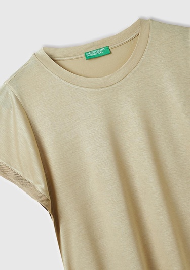  Kadın Bej %100 Viskoz Kolları Fırfır Detaylı Geniş Yaka T-Shirt