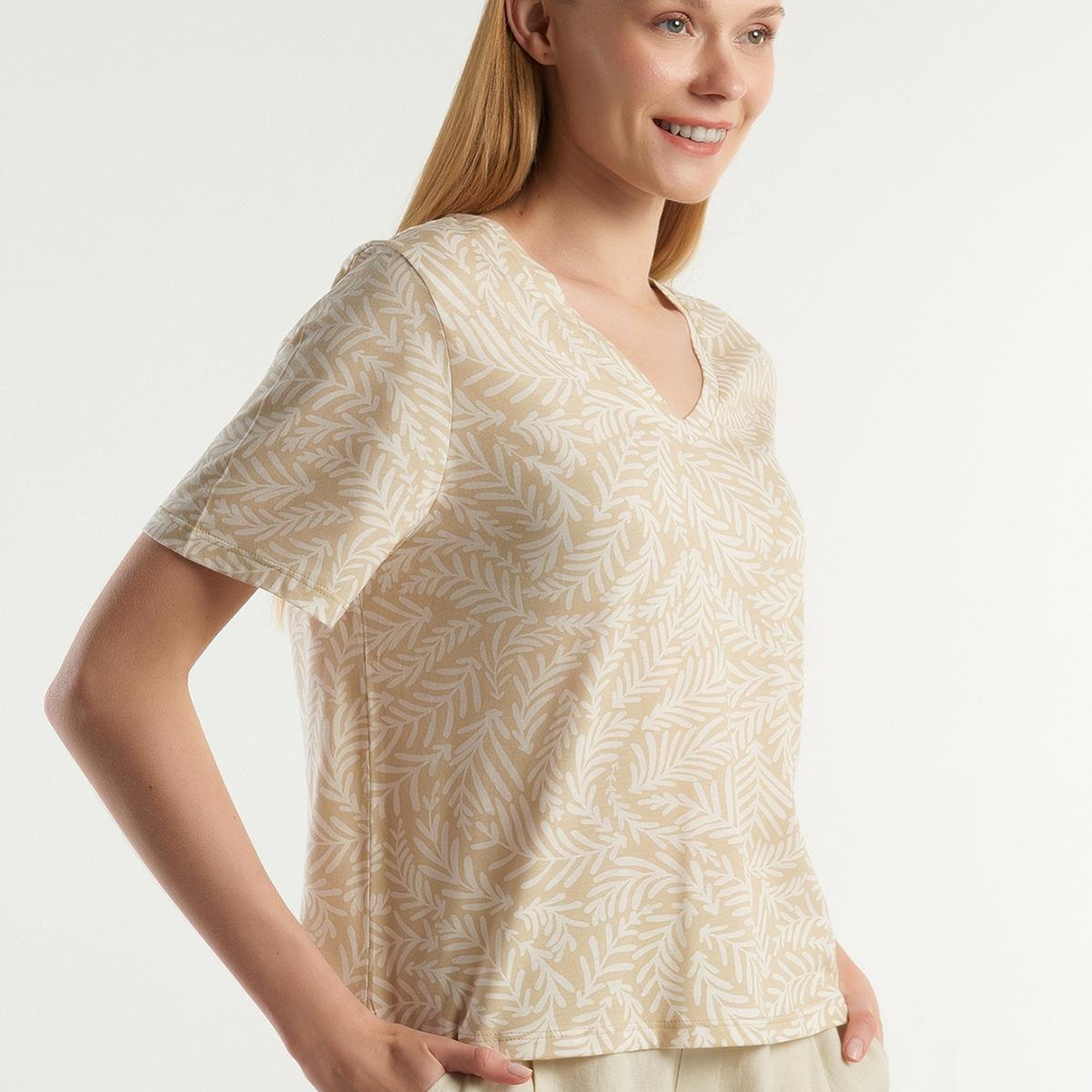 Kadın Krem Mix %100 Pamuk Tamamı Desenli Derin V Yaka T-Shirt