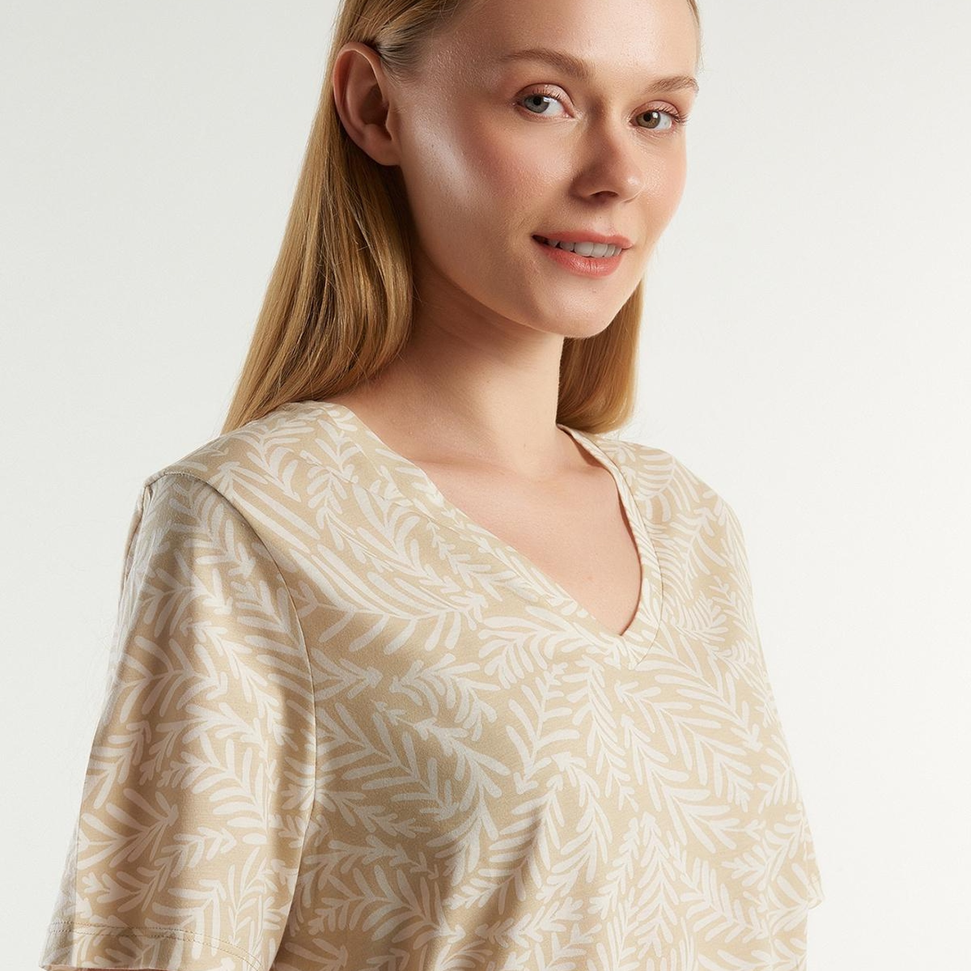 Kadın Krem Mix %100 Pamuk Tamamı Desenli Derin V Yaka T-Shirt