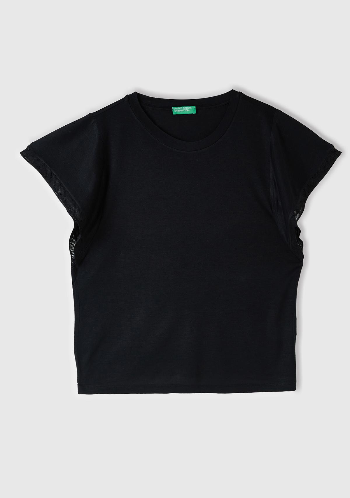  Kadın Siyah %100 Viskoz Kolları Fırfır Detaylı Geniş Yaka T-Shirt