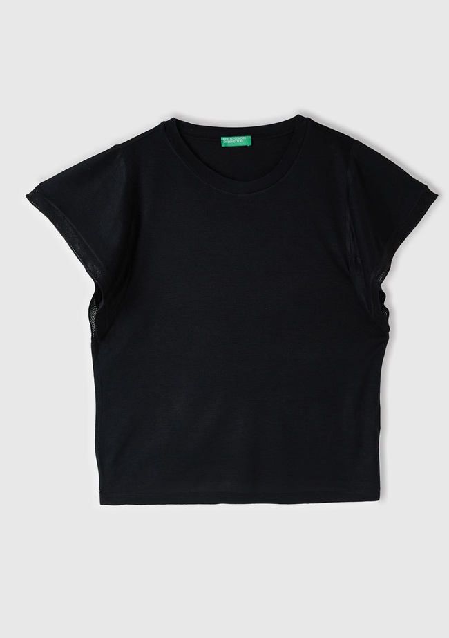  Kadın Siyah %100 Viskoz Kolları Fırfır Detaylı Geniş Yaka T-Shirt