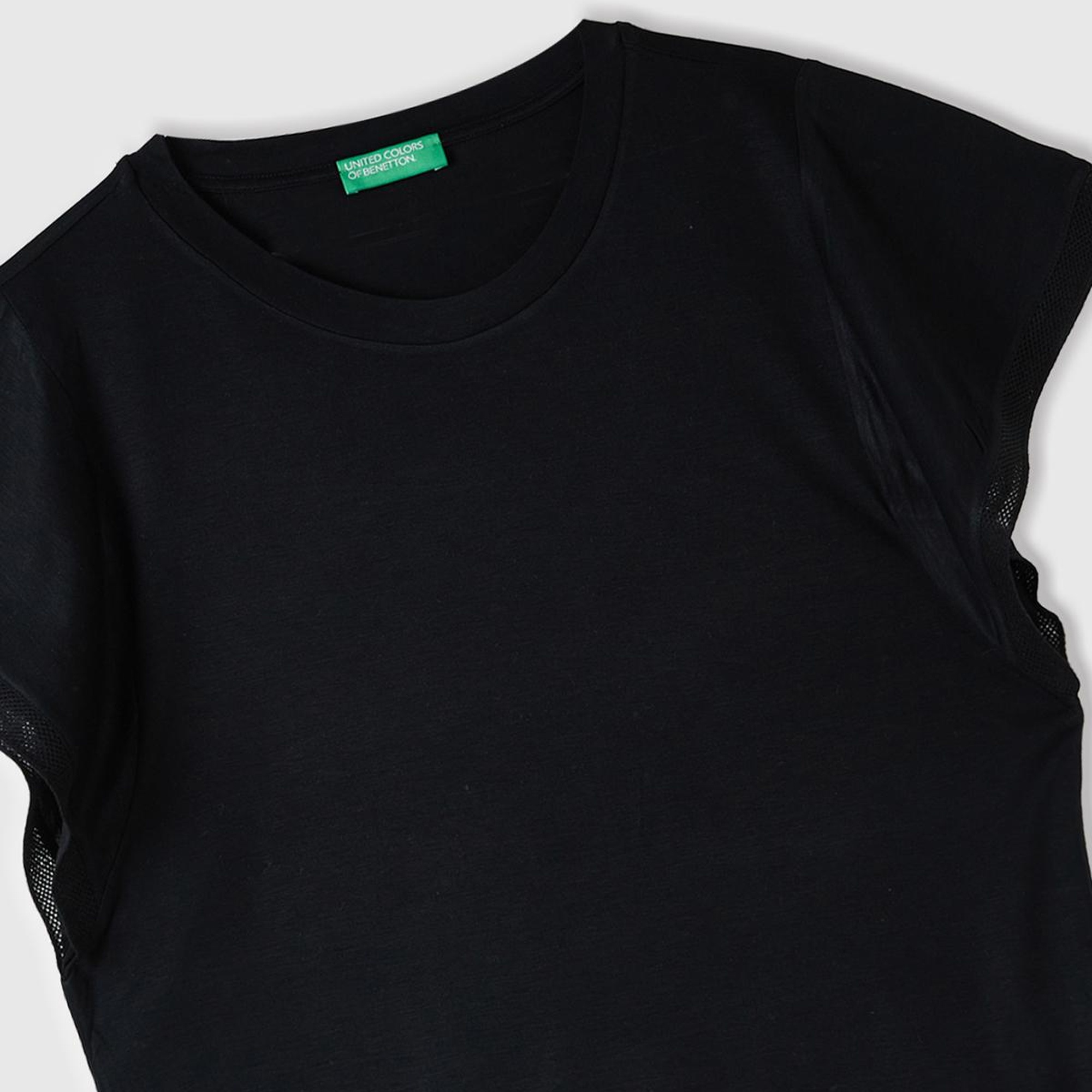 Kadın Siyah %100 Viskoz Kolları Fırfır Detaylı Geniş Yaka T-Shirt