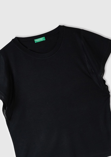  Kadın Siyah %100 Viskoz Kolları Fırfır Detaylı Geniş Yaka T-Shirt