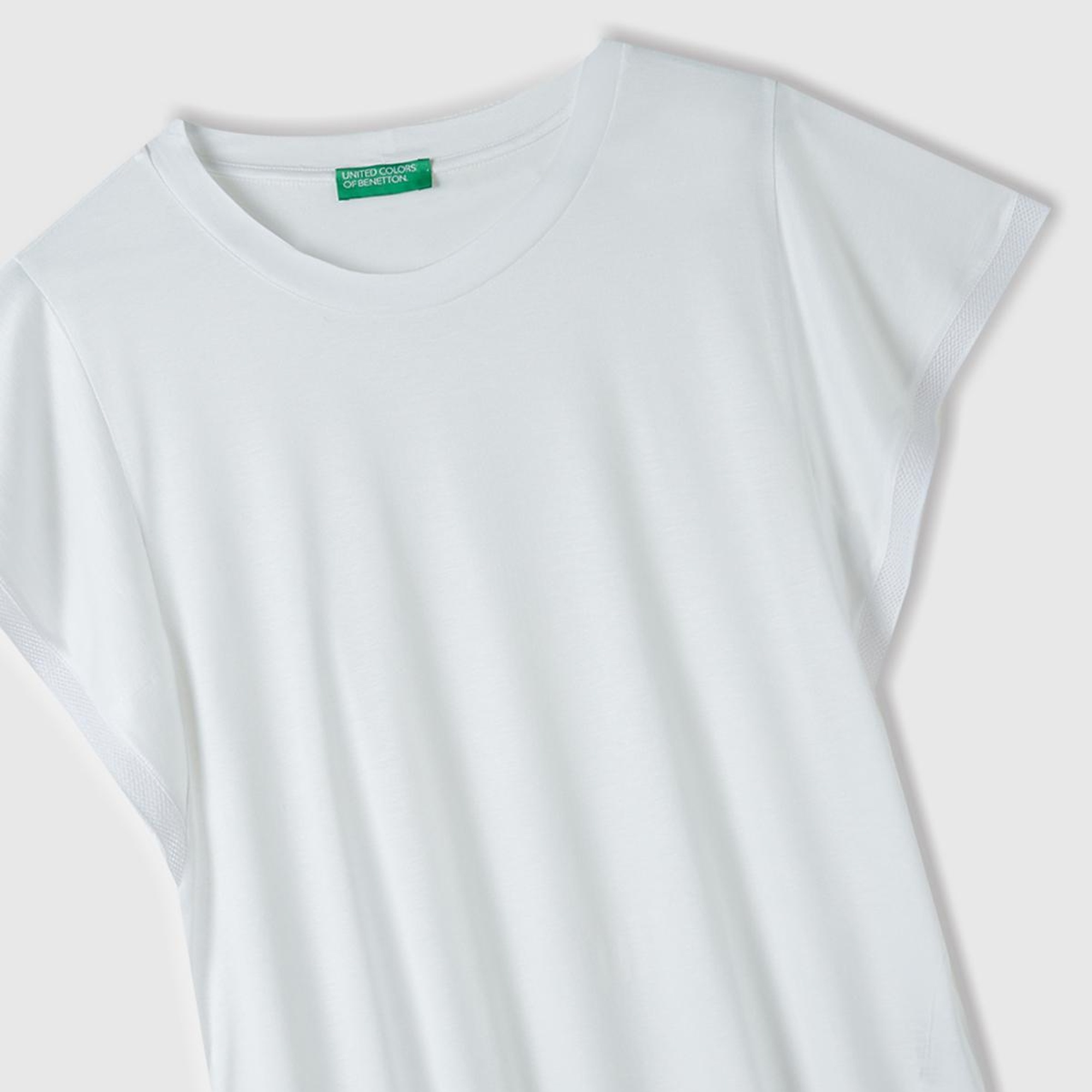 Kadın Beyaz %100 Viskoz Kolları Fırfır Detaylı Geniş Yaka T-Shirt