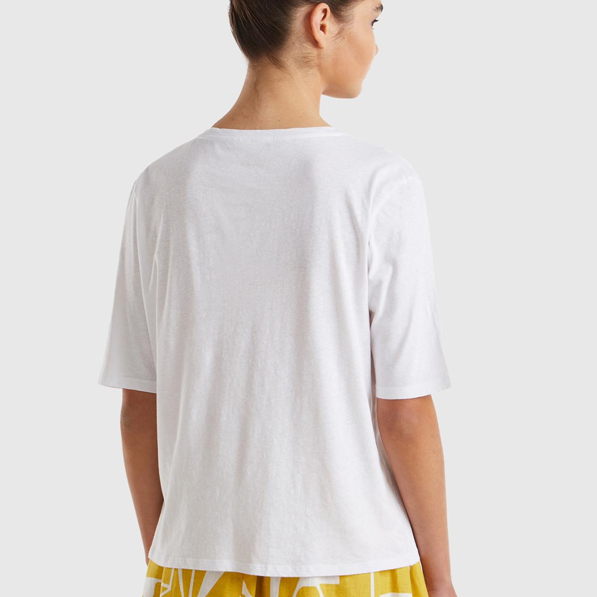 Kadın Beyaz Pamuk Keten Karışımlı V Yaka Rahat Kesim T-Shirt